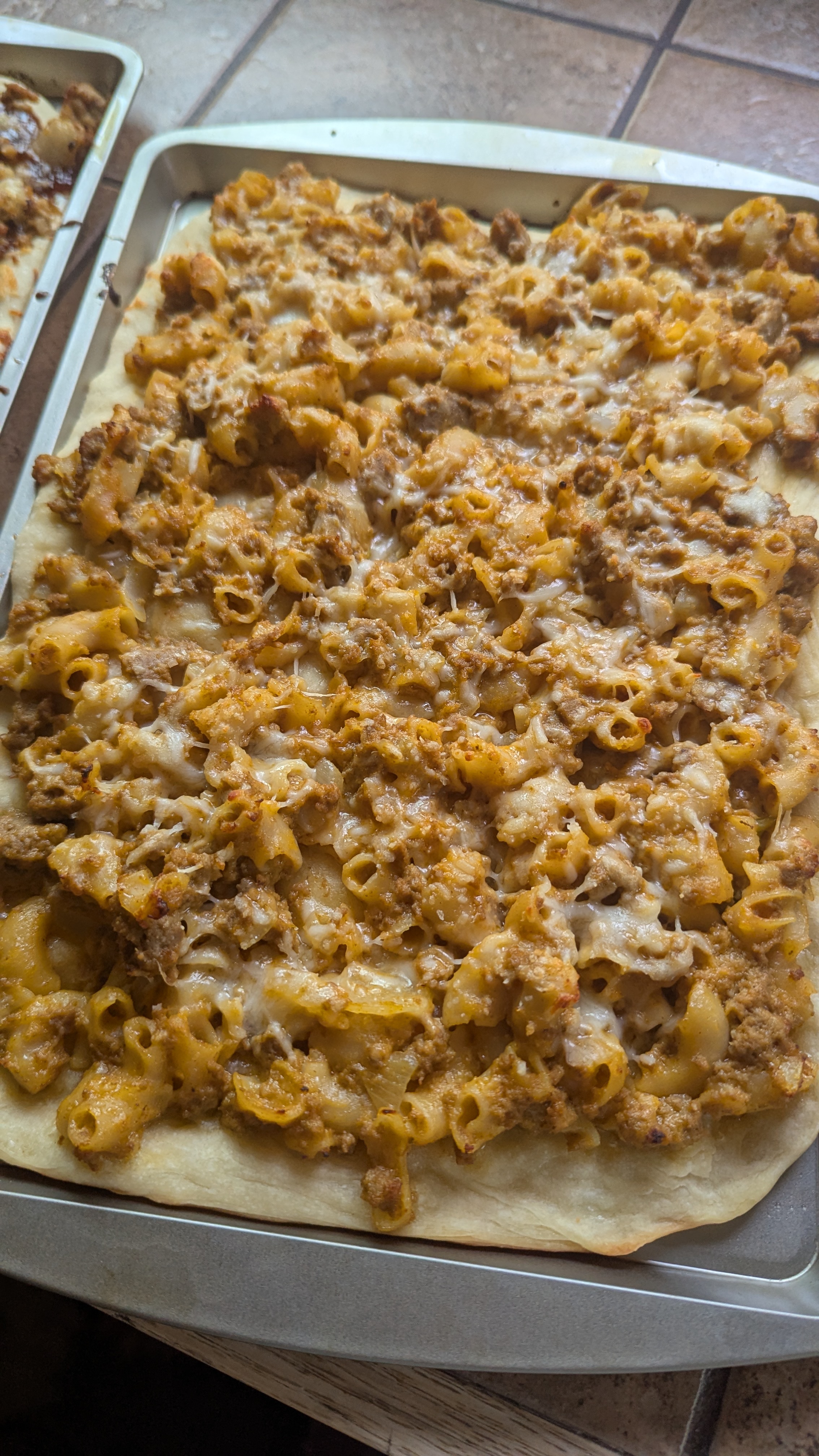 Cheesy hamburger pizza
